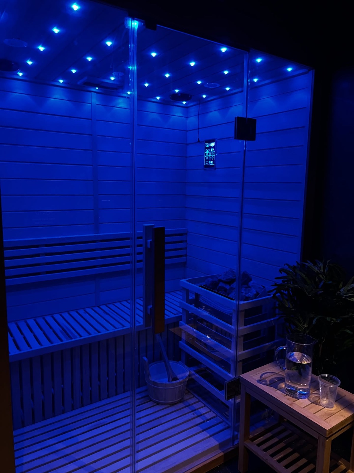 The LED-lit sauna in the FORTIS recovery room